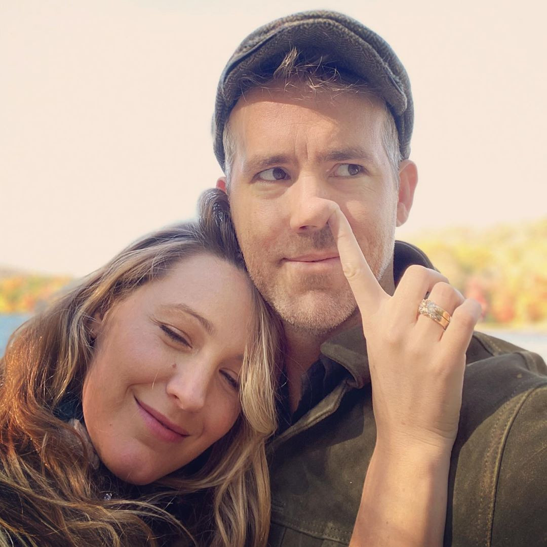 Blake Lively cure le nez de Ryan Reynolds pour son anniversaire | E